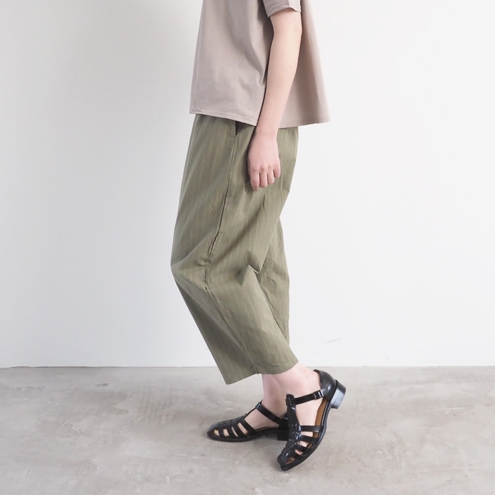 コットンクロスストライプワッシャー エッグパンツ　パンツを着た女性の全身