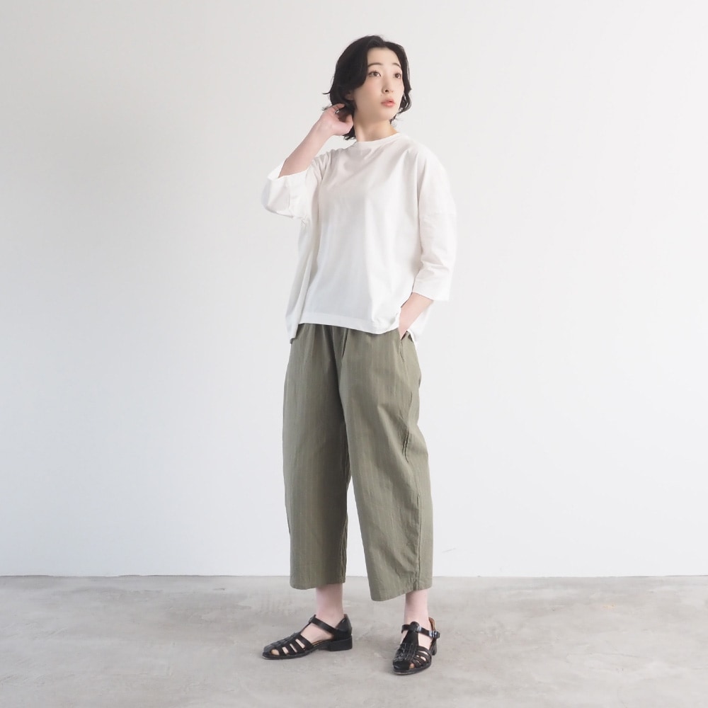 コットンクロスストライプワッシャー エッグパンツ　パンツを着た女性の全身