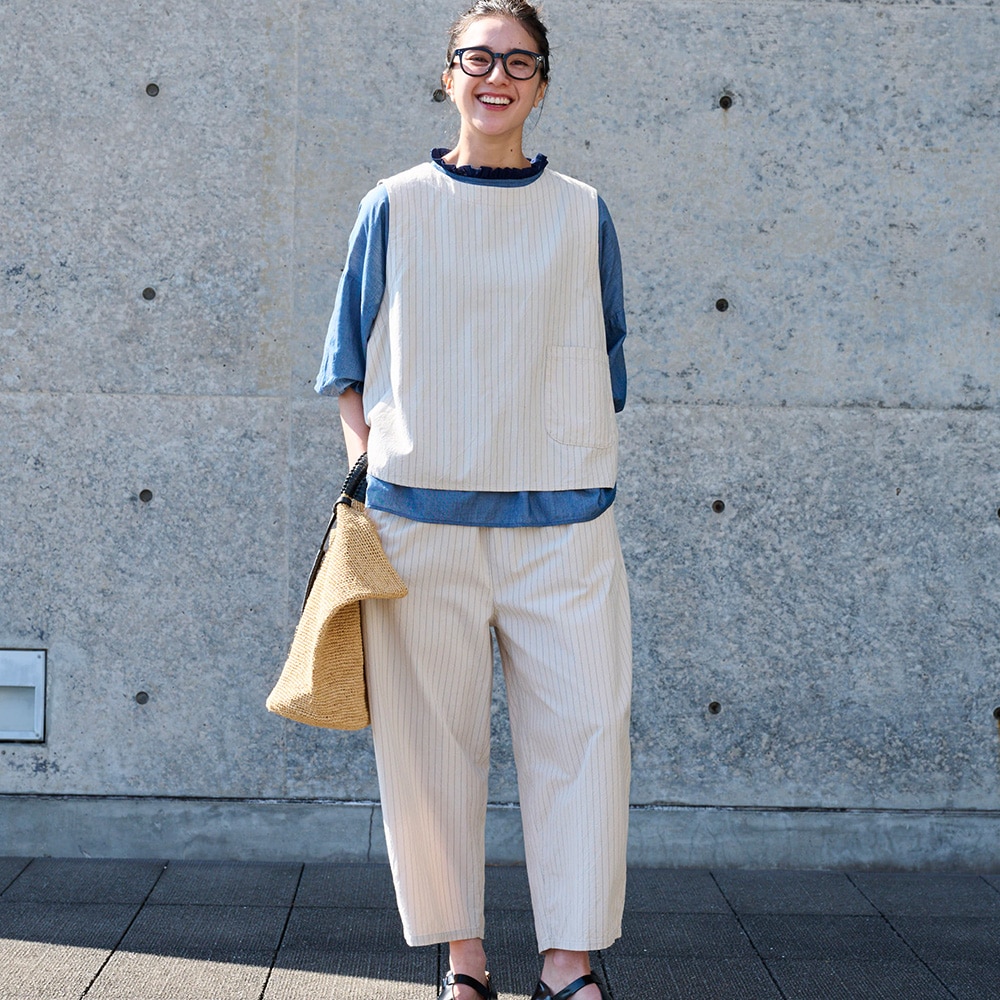 コットンクロスストライプワッシャー エッグパンツ　パンツを着た女性の正面