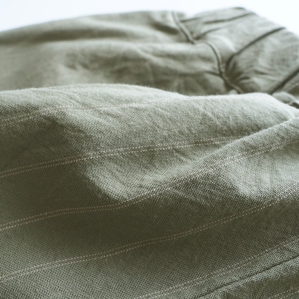 コットンクロスストライプワッシャー エッグパンツ　パンツの素材のアップ