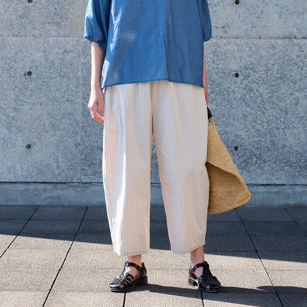 コットンクロスストライプワッシャー エッグパンツ　パンツを着た女性の正面