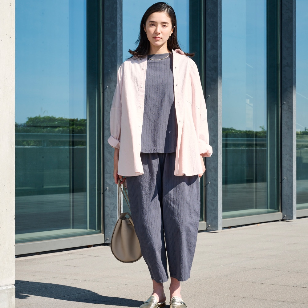 コットンクロスストライプワッシャー ワイドT　プルオーバーを着た女性の全身