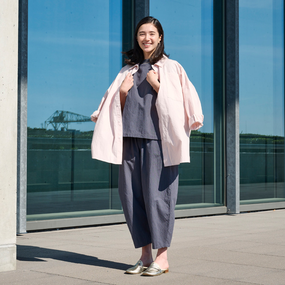 コットンクロスストライプワッシャー ワイドT　プルオーバーを着た女性の全身