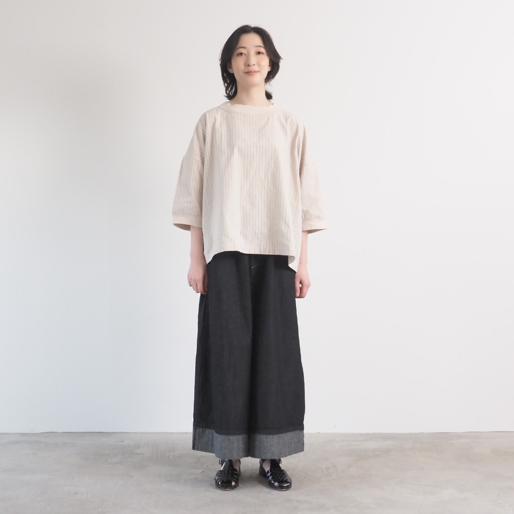 コットンクロスストライプワッシャー ワイドT　プルオーバーを着た女性の全身