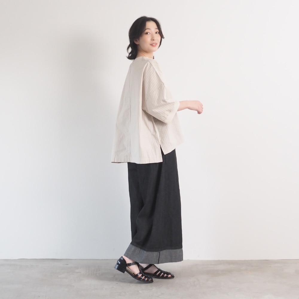 コットンクロスストライプワッシャー ワイドT　プルオーバーを着た女性の全身