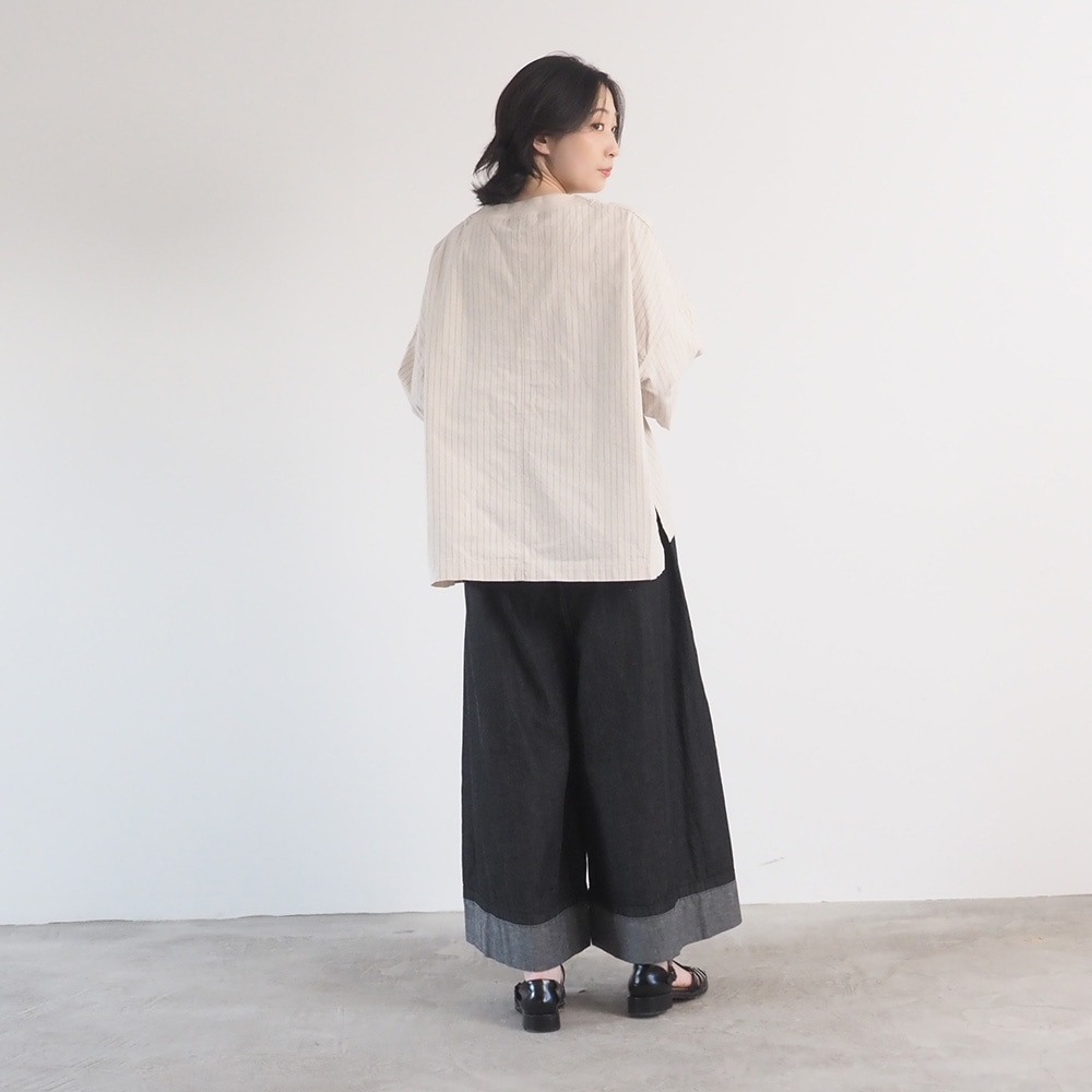 コットンクロスストライプワッシャー ワイドT　プルオーバーを着た女性の全身