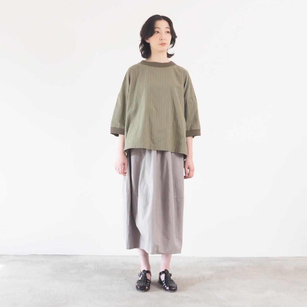 コットンクロスストライプワッシャー ワイドT　プルオーバーを着た女性の全身