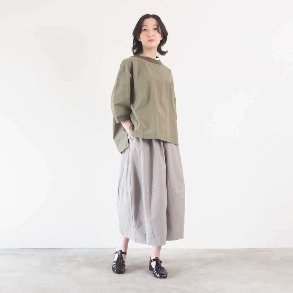 コットンクロスストライプワッシャー ワイドT　プルオーバーを着た女性の全身