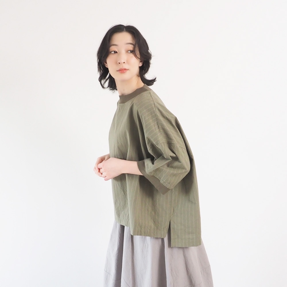 コットンクロスストライプワッシャー ワイドT　プルオーバーを着た女性の全身