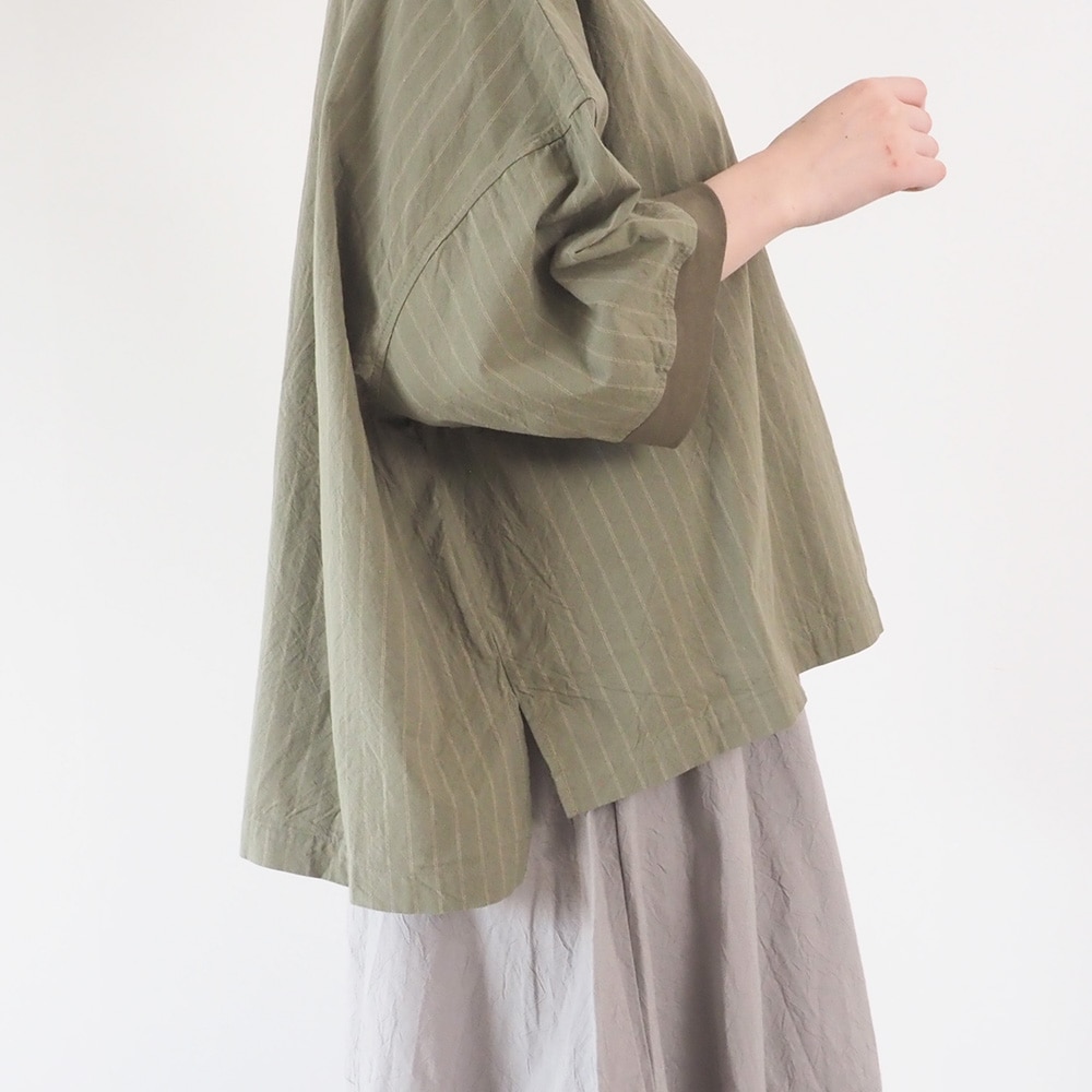 コットンクロスストライプワッシャー ワイドT　プルオーバーを着た女性の正面