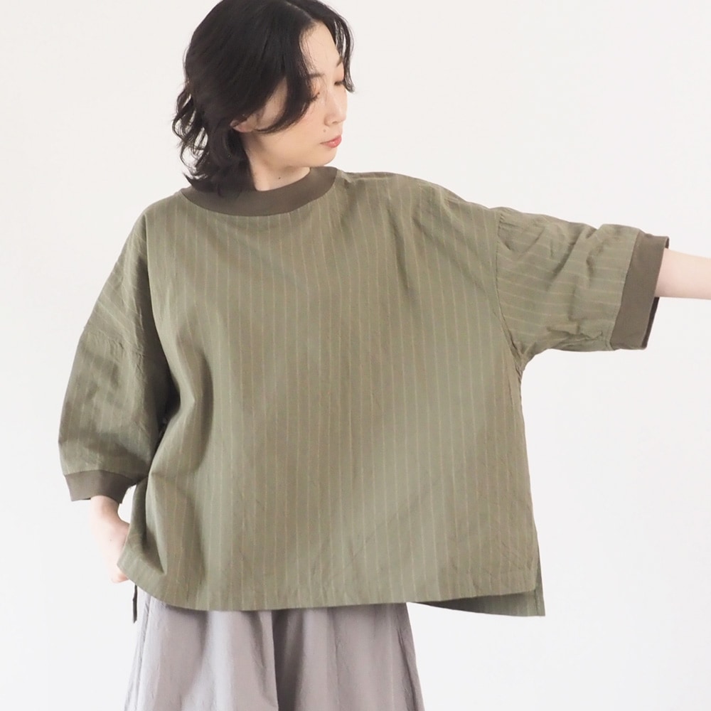 コットンクロスストライプワッシャー ワイドT　プルオーバーを着た女性の正面