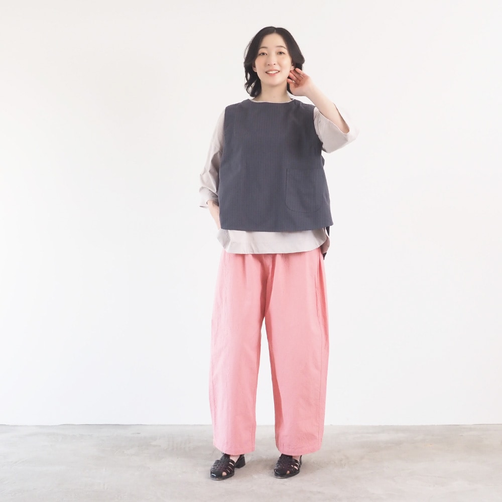 コットンクロスストライプワッシャー ラウンドベスト　ベストを着た女性の全身