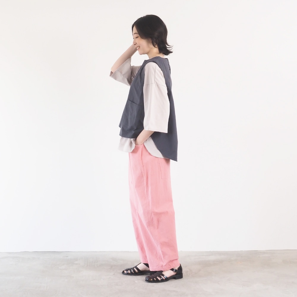 コットンクロスストライプワッシャー ラウンドベスト　ベストを着た女性の全身