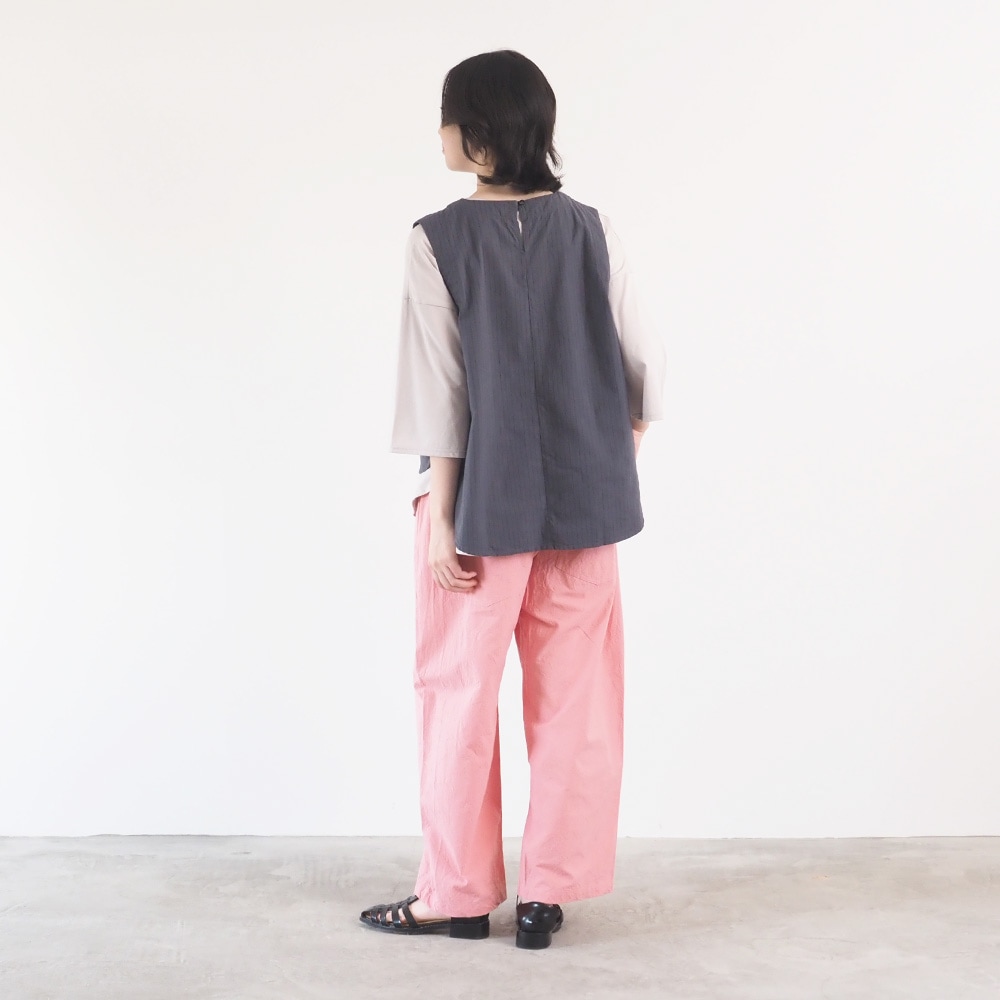 コットンクロスストライプワッシャー ラウンドベスト　ベストを着た女性の全身