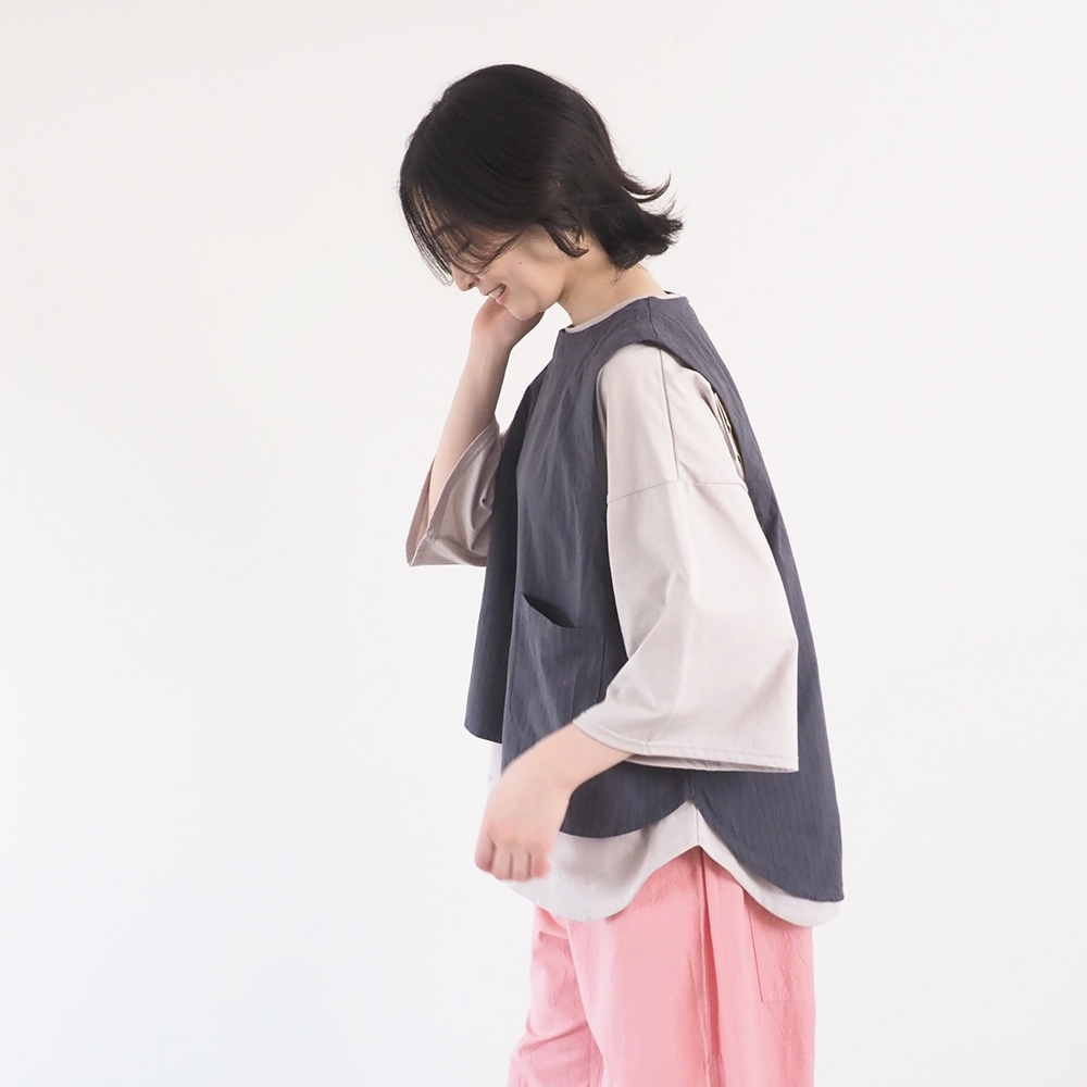 コットンクロスストライプワッシャー ラウンドベスト　ベストを着た女性の全身