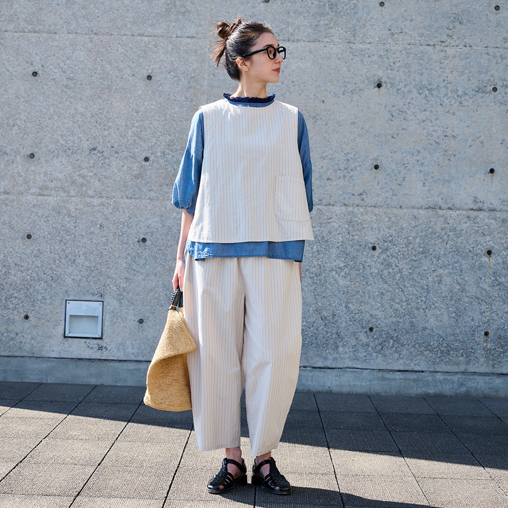 コットンクロスストライプワッシャー ラウンドベスト　ベストを着た女性の全身