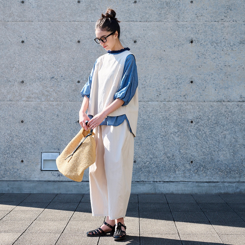 コットンクロスストライプワッシャー ラウンドベスト　ベストを着た女性の全身