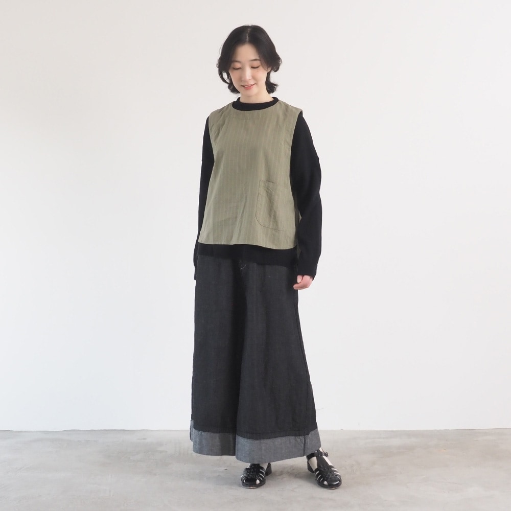 コットンクロスストライプワッシャー ラウンドベスト　ベストを着た女性の全身