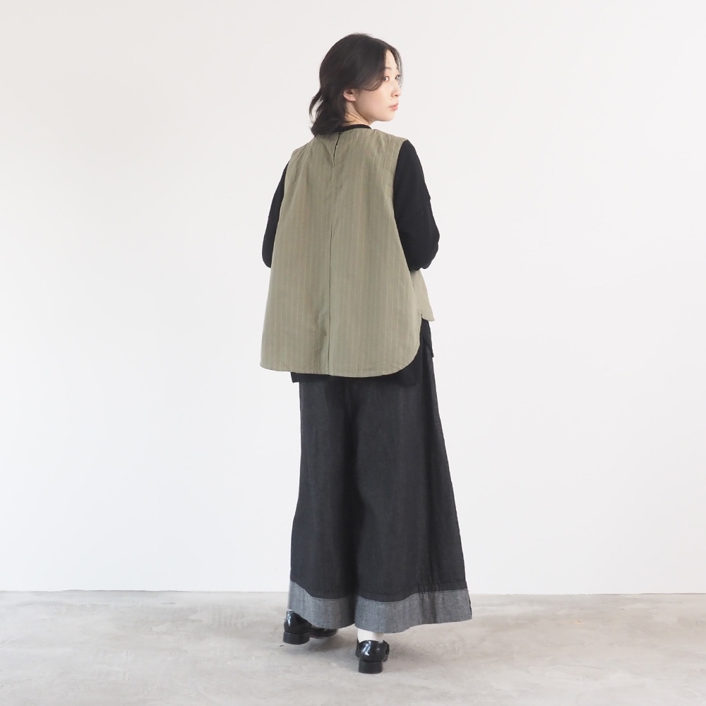 コットンクロスストライプワッシャー ラウンドベスト　ベストを着た女性の全身