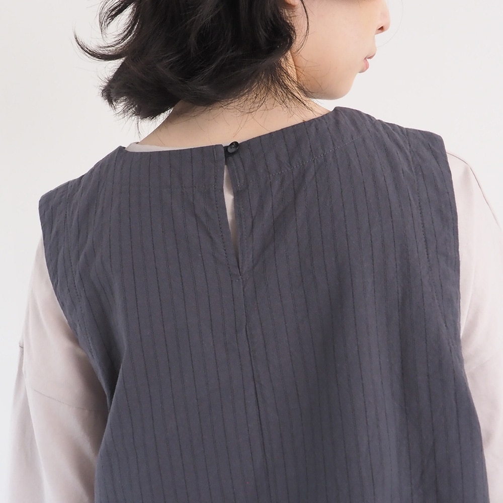 コットンクロスストライプワッシャー ラウンドベスト　ベストを着た女性の正面