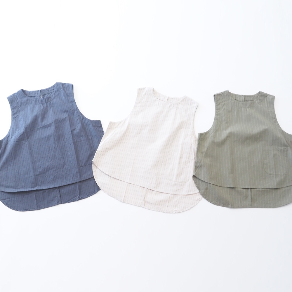 コットンクロスストライプワッシャー ラウンドベスト　ベストを着た女性の正面