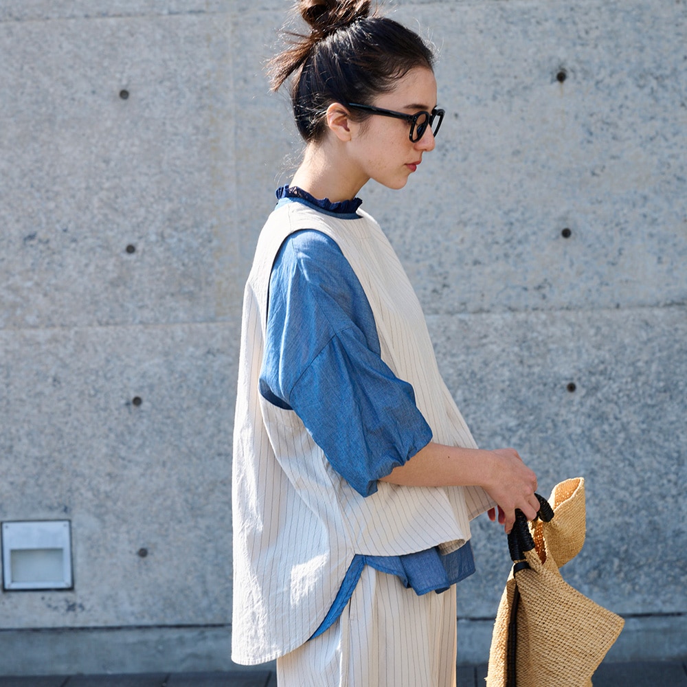 コットンクロスストライプワッシャー ラウンドベスト　ベストを着た女性の正面