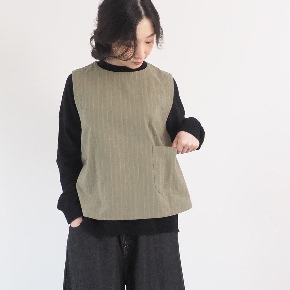 コットンクロスストライプワッシャー ラウンドベスト　ベストを着た女性の正面