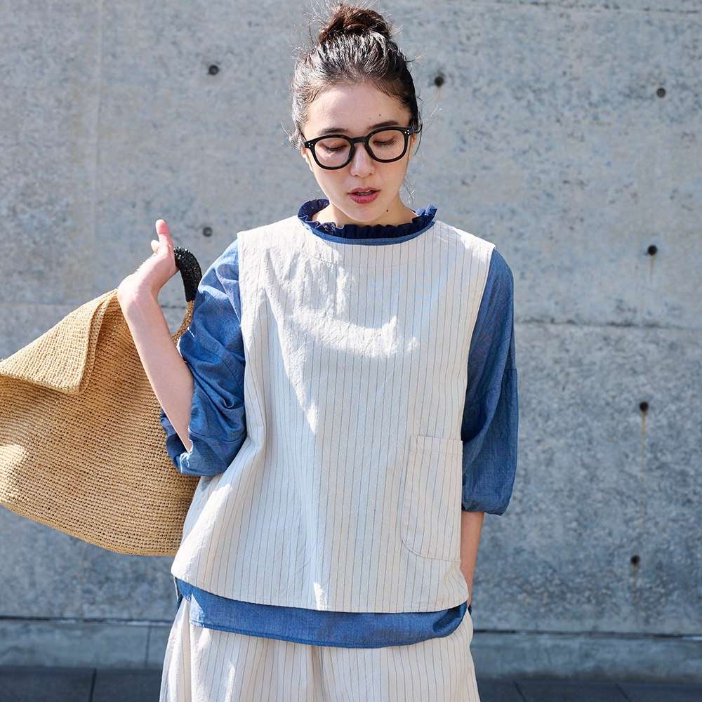 コットンクロスストライプワッシャー ラウンドベスト　ベストを着た女性の正面