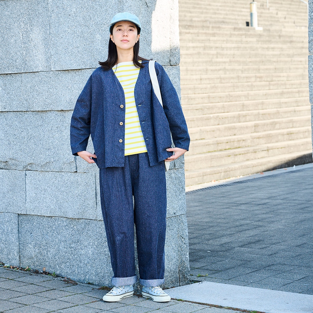 コットンシルクブーレットノイルデニム ノッポパンツ　パンツを着た女性の全身