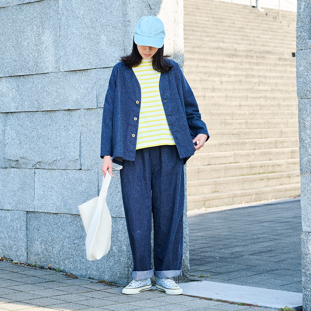 コットンシルクブーレットノイルデニム ノッポパンツ　パンツを着た女性の全身