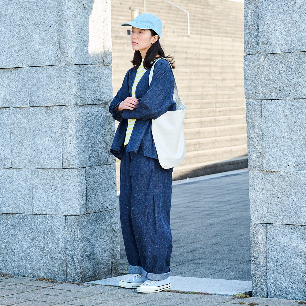 コットンシルクブーレットノイルデニム ノッポパンツ　パンツを着た女性の全身