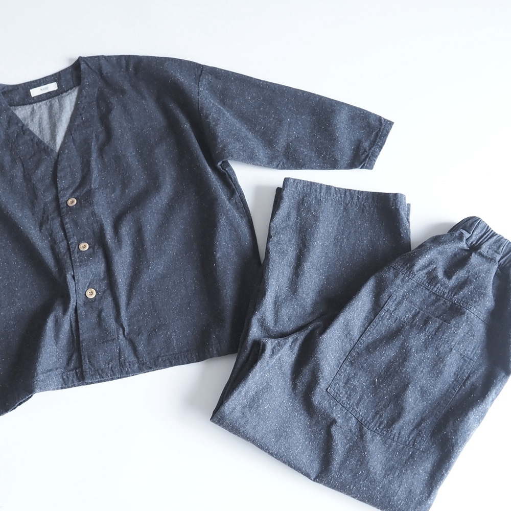 コットンシルクブーレットノイルデニム ノッポパンツ　パンツを着た女性の正面