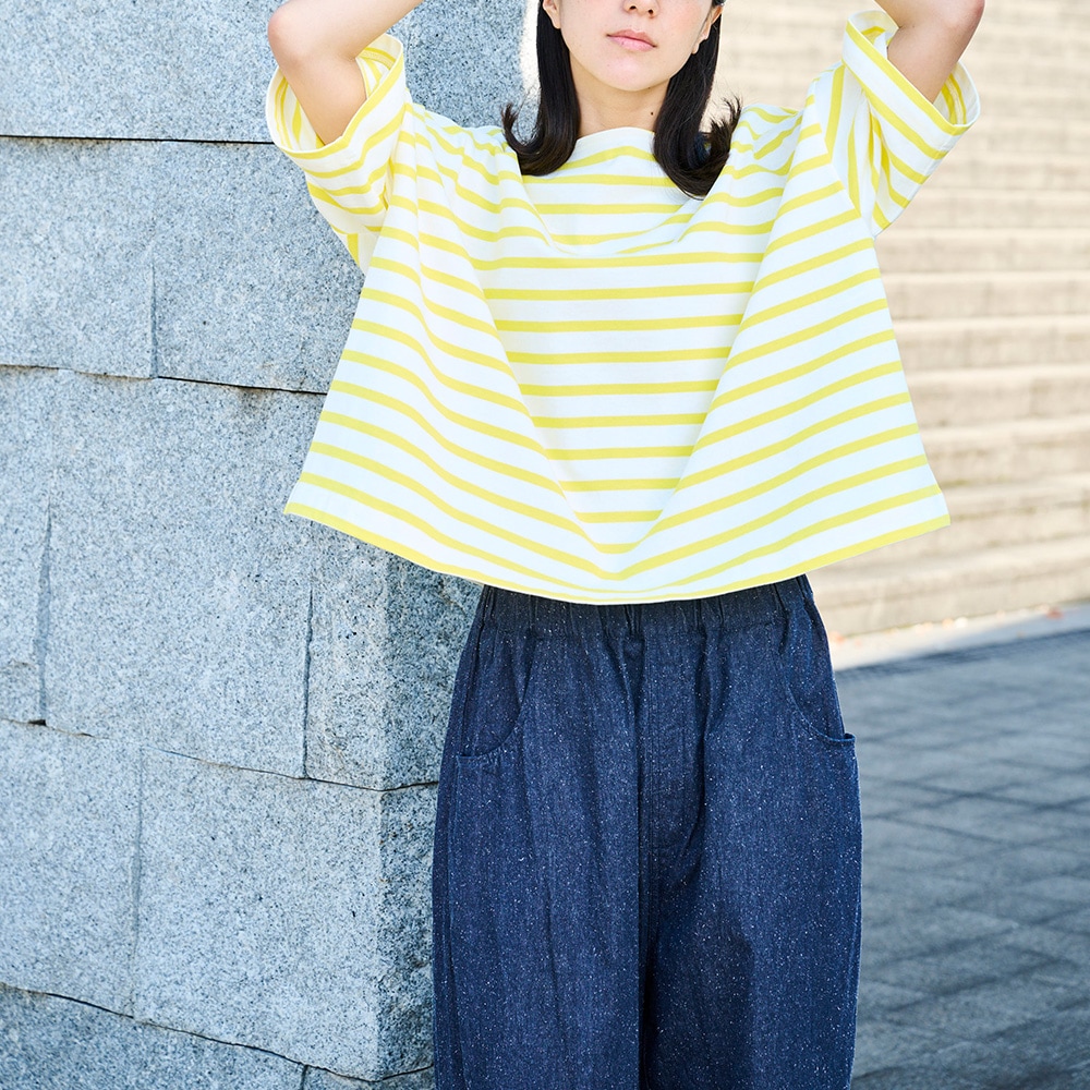 コットンシルクブーレットノイルデニム ノッポパンツ　パンツを着た女性の正面