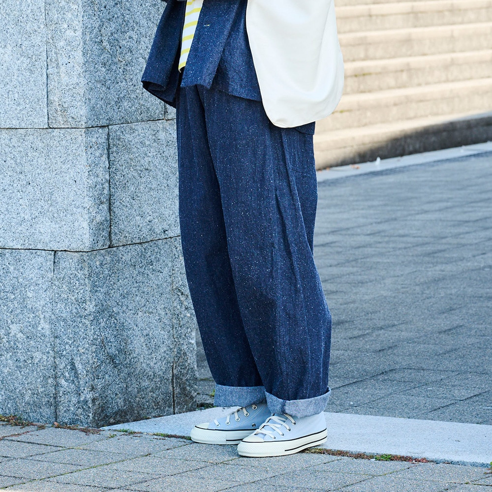 コットンシルクブーレットノイルデニム ノッポパンツ　パンツを着た女性の正面