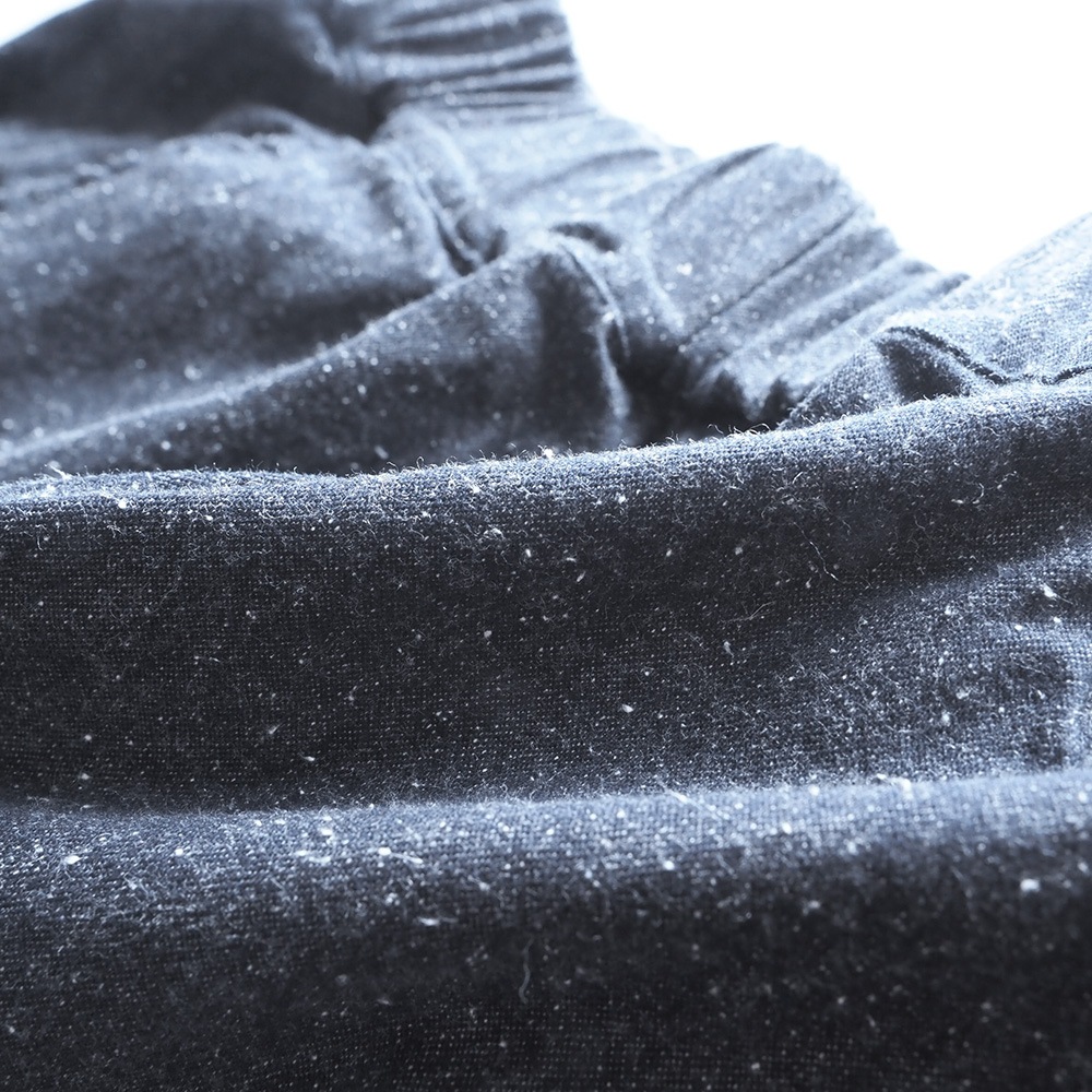 コットンシルクブーレットノイルデニム ノッポパンツ　パンツの素材のアップ