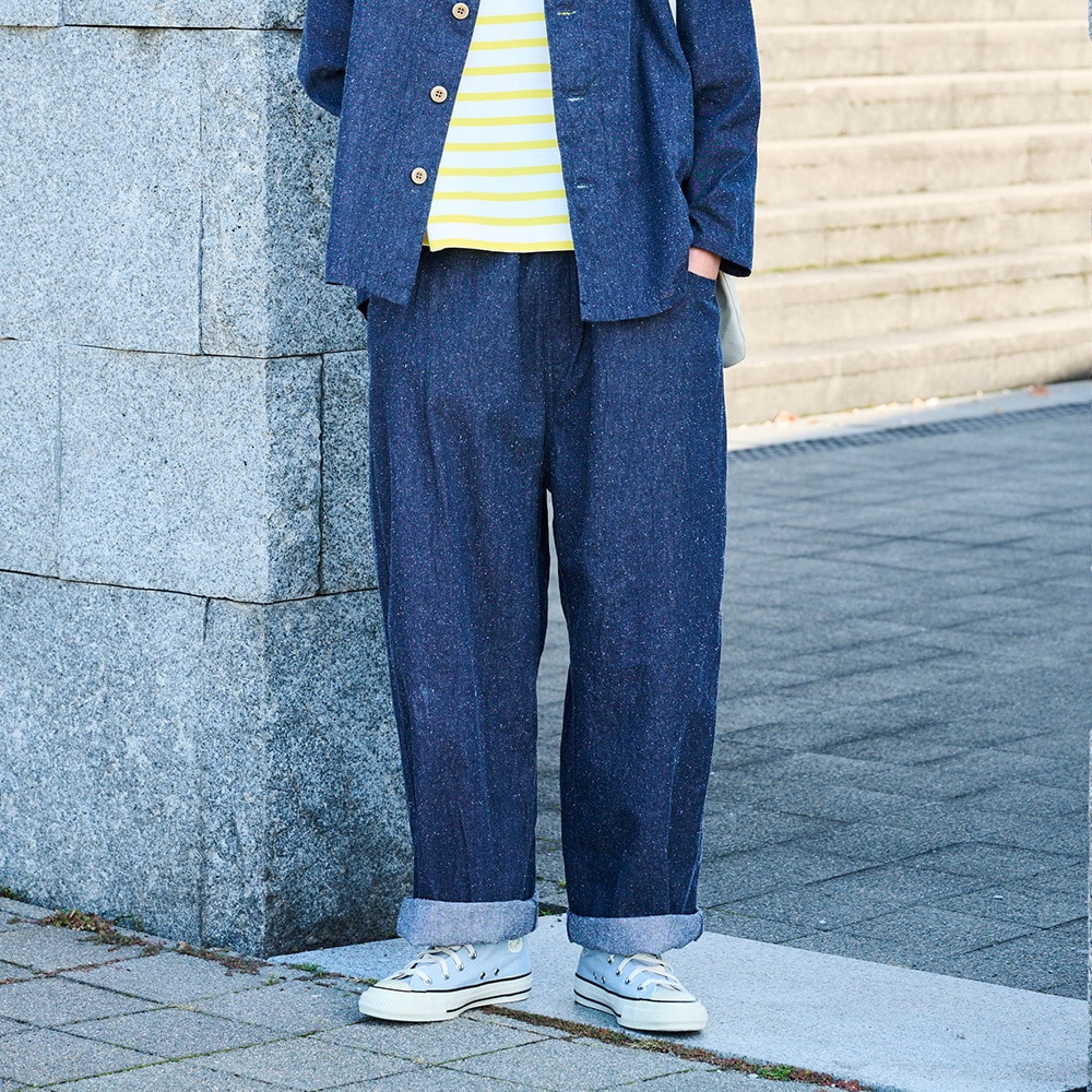 コットンシルクブーレットノイルデニム ノッポパンツ　パンツを着た女性の正面