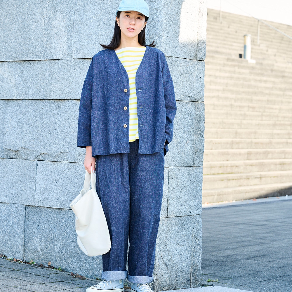 コットンシルクブーレットノイルデニム ノーカラージャケット　ジャケットを着た女性の全身