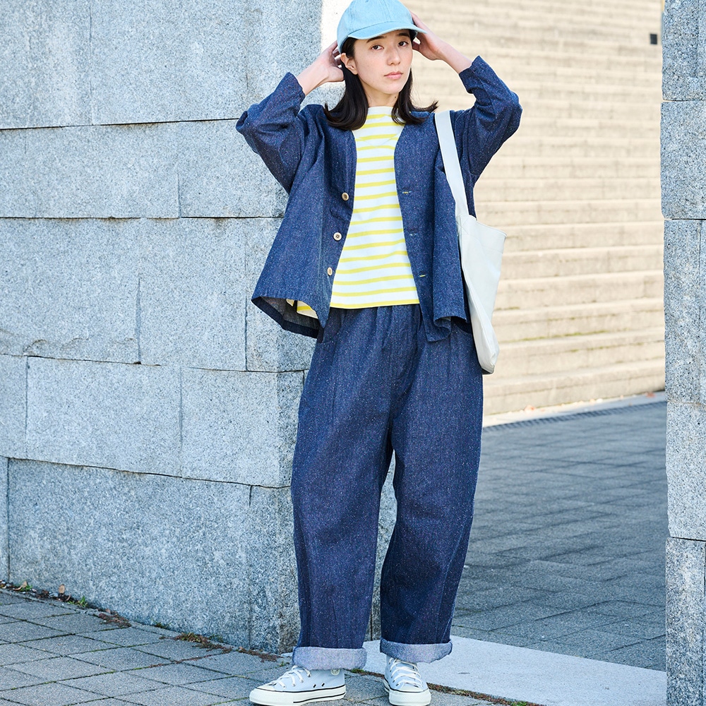 コットンシルクブーレットノイルデニム ノーカラージャケット　ジャケットを着た女性の全身