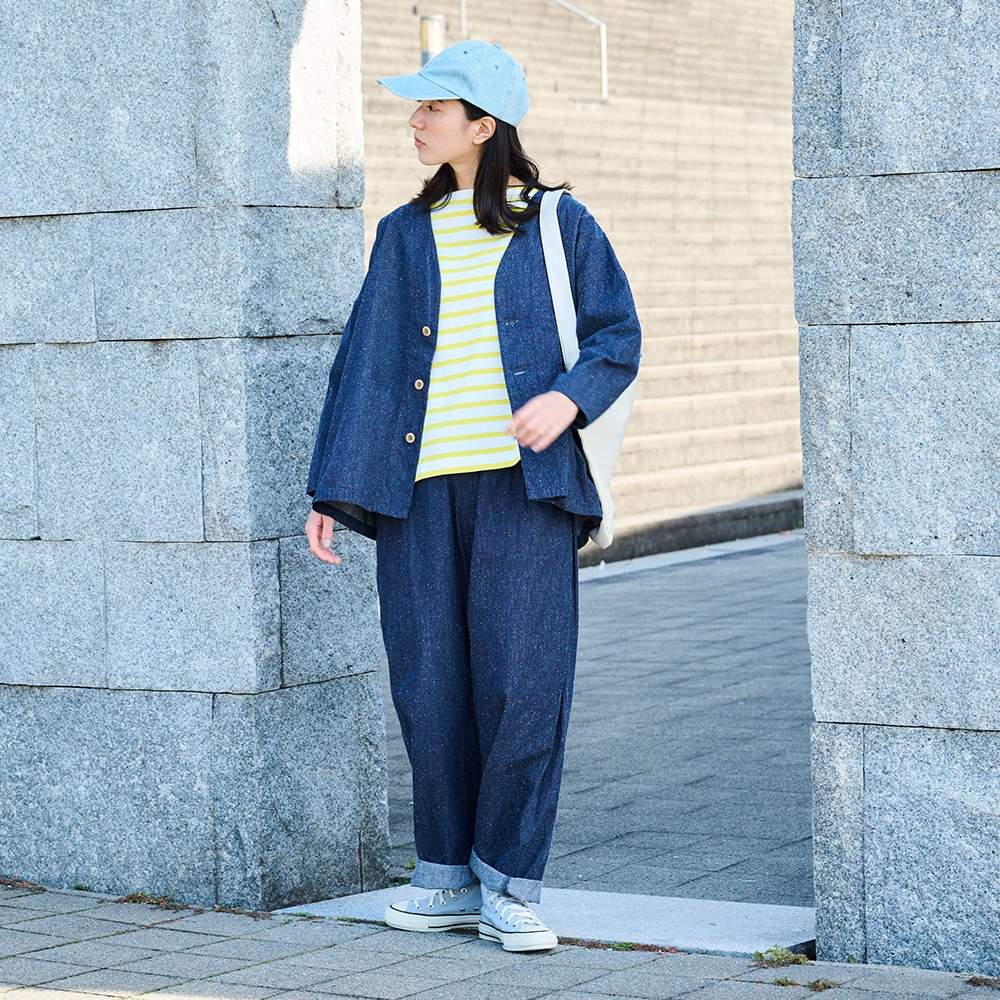 コットンシルクブーレットノイルデニム ノーカラージャケット　ジャケットを着た女性の全身