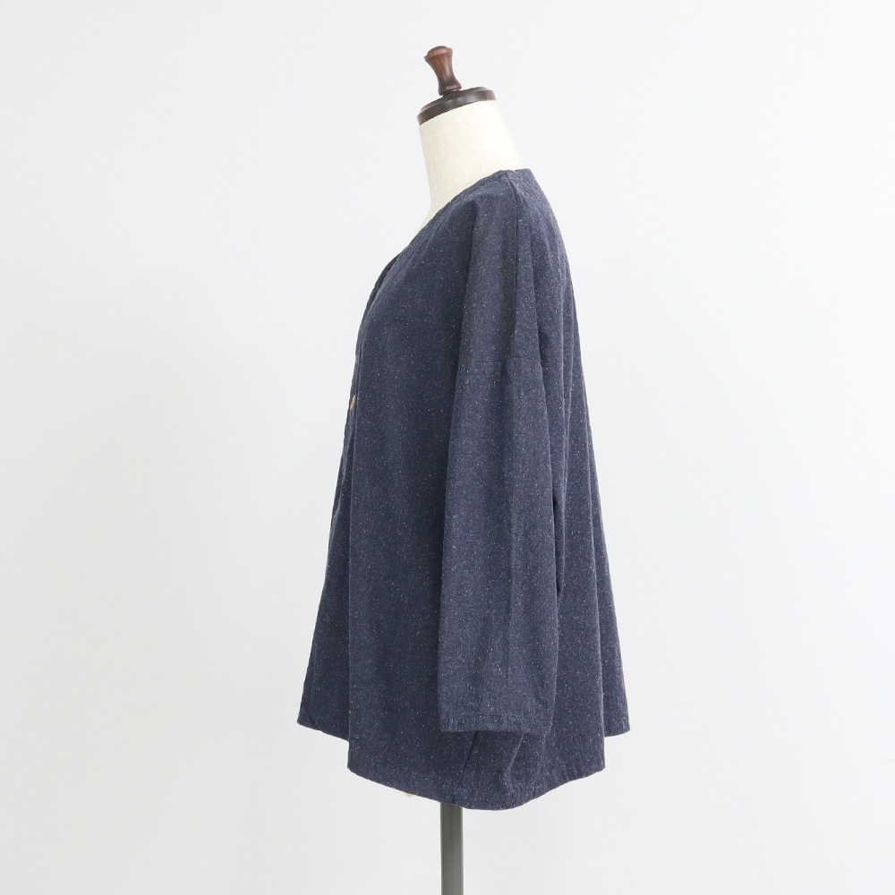 コットンシルクブーレットノイルデニム ノーカラージャケット　ジャケットの正面ディティール