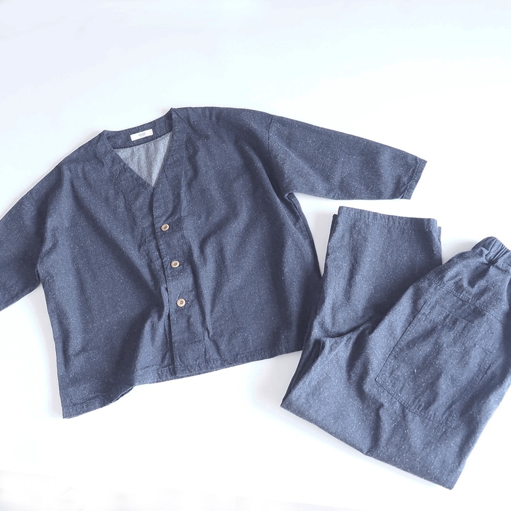 コットンシルクブーレットノイルデニム ノーカラージャケット　ジャケットを着た女性の正面