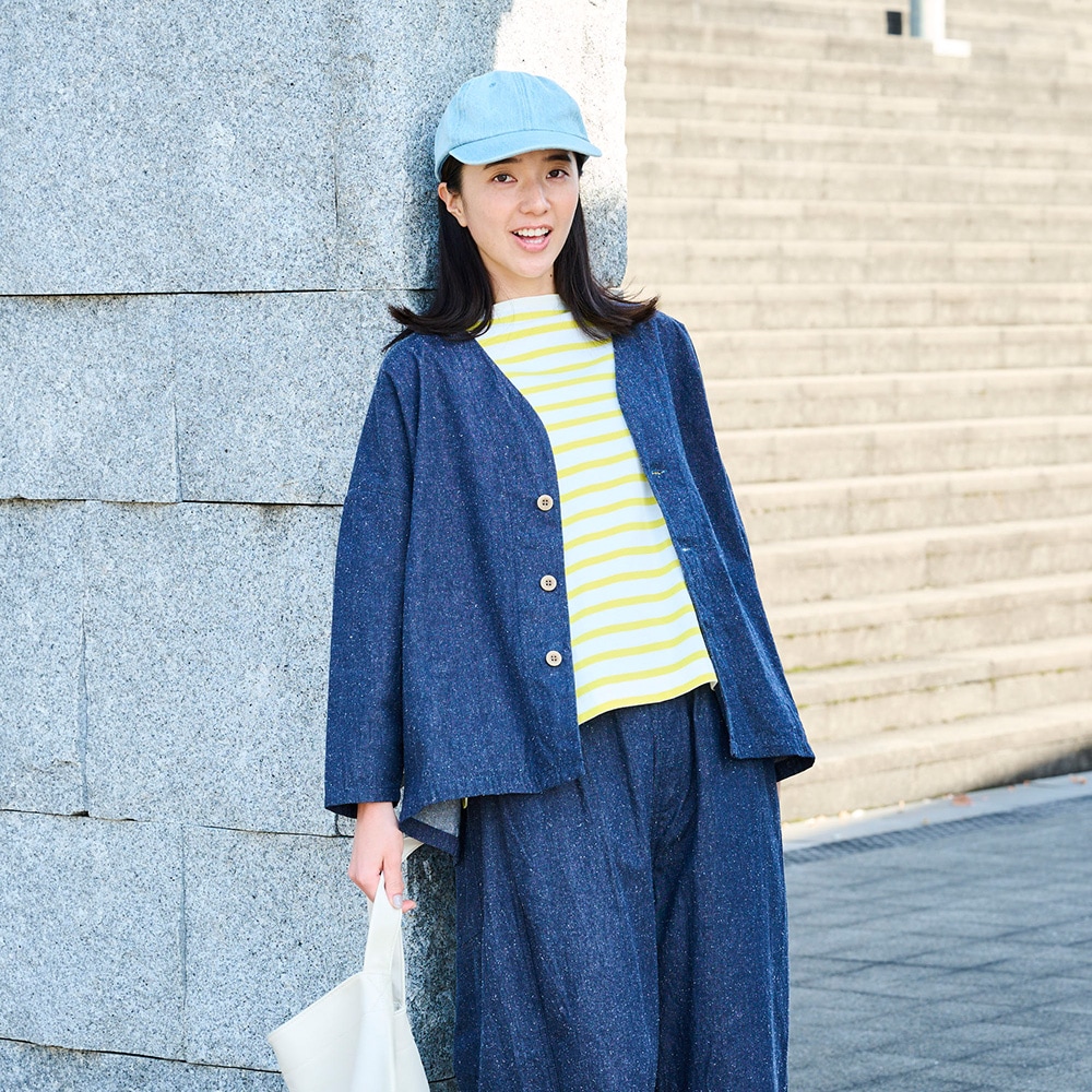 コットンシルクブーレットノイルデニム ノーカラージャケット　ジャケットを着た女性の正面
