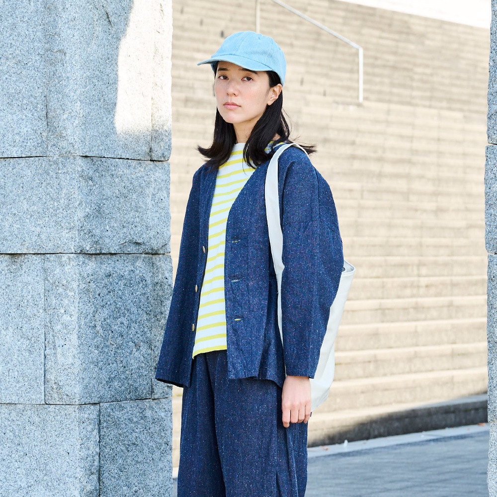 コットンシルクブーレットノイルデニム ノーカラージャケット　ジャケットを着た女性の正面