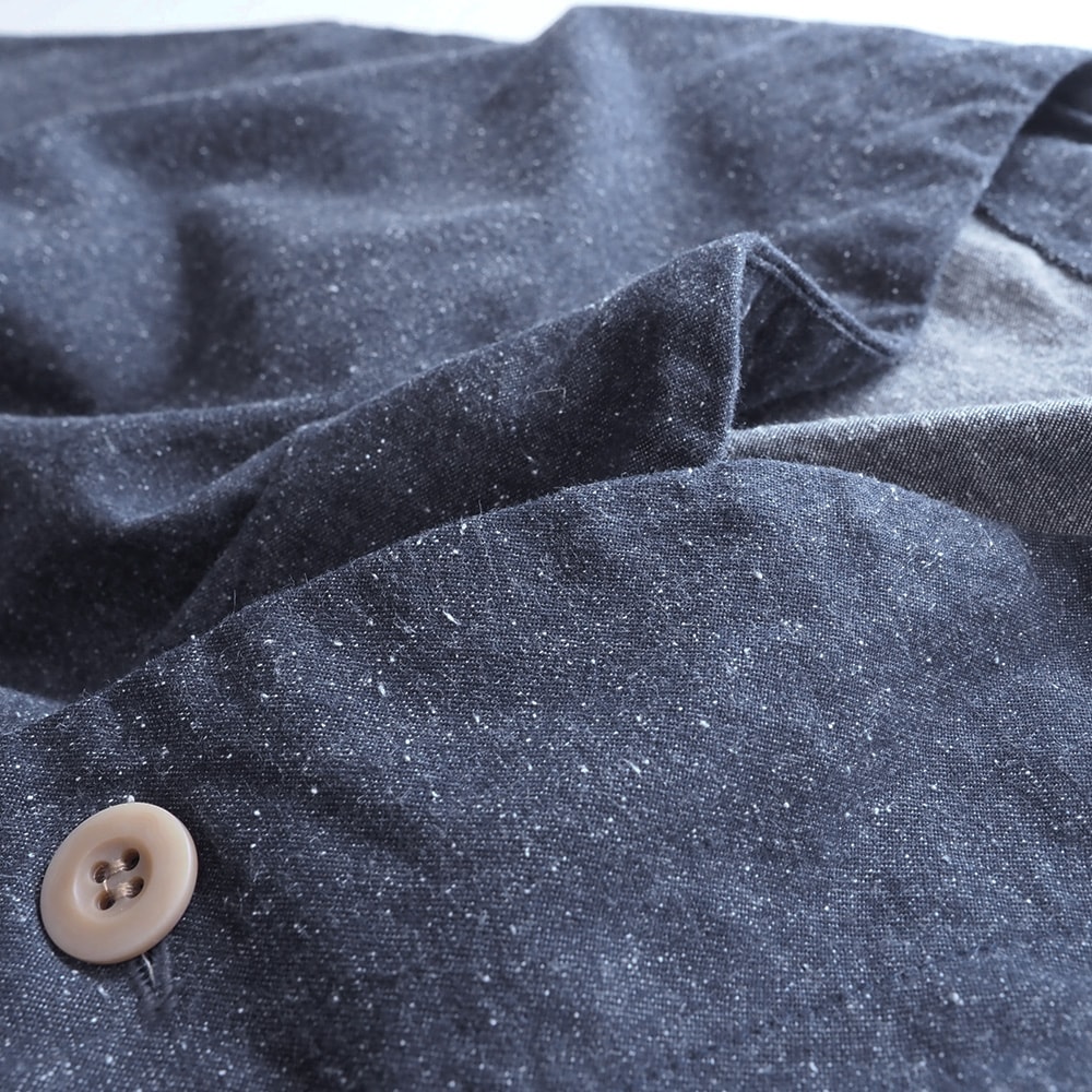 コットンシルクブーレットノイルデニム ノーカラージャケット　ジャケットの素材のアップ