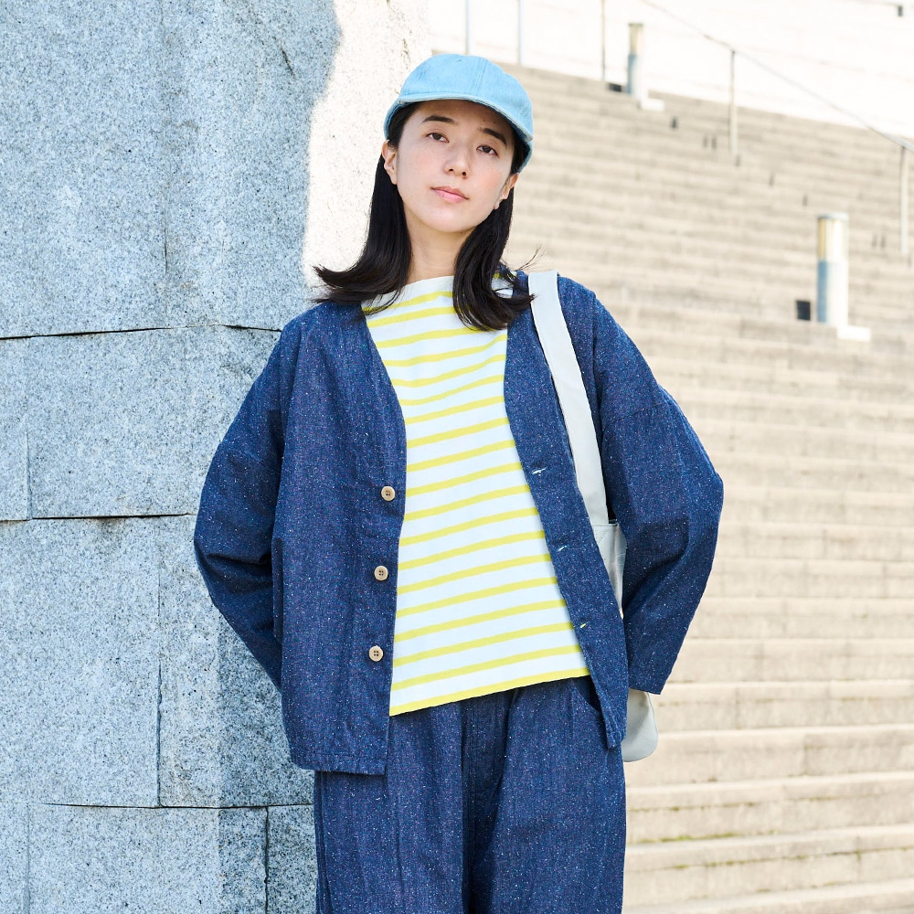 コットンシルクブーレットノイルデニム ノーカラージャケット　ジャケットを着た女性の正面
