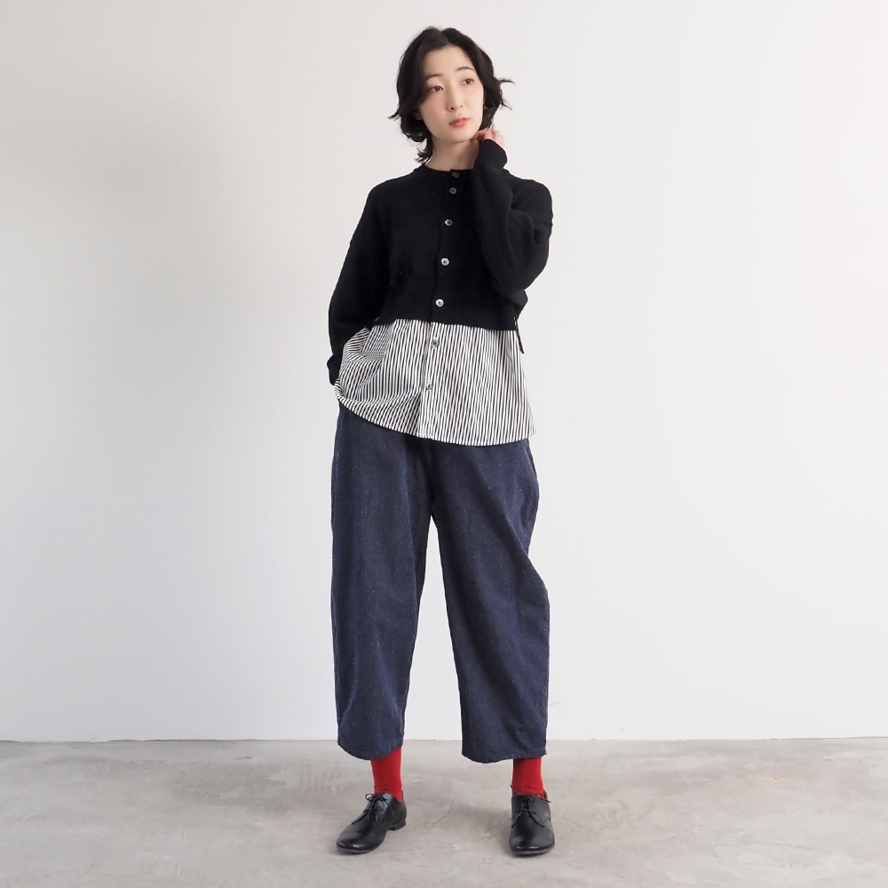 コットンシルクブーレットノイルデニム エッグパンツ　パンツを着た女性の全身