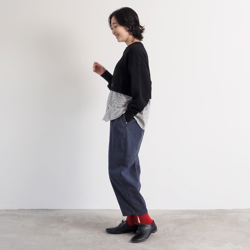 コットンシルクブーレットノイルデニム エッグパンツ　パンツを着た女性の全身