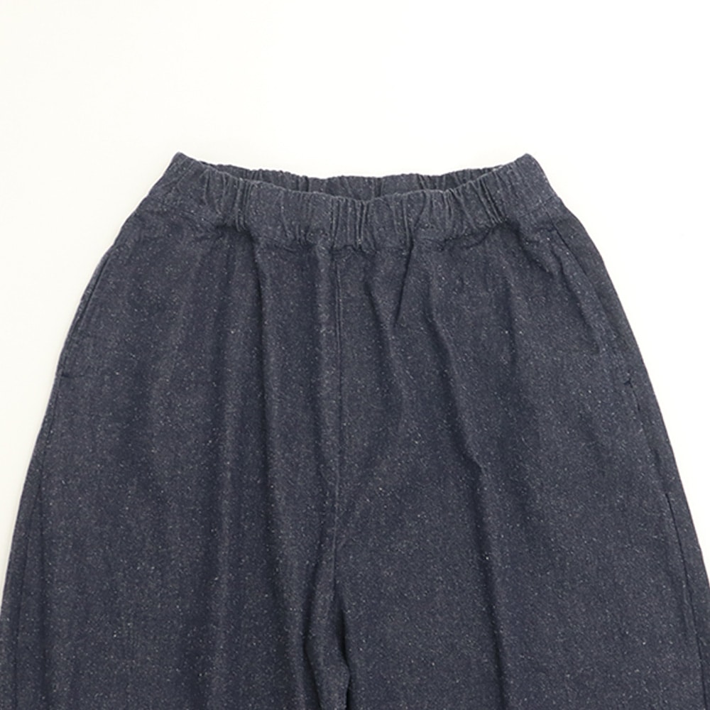 コットンシルクブーレットノイルデニム エッグパンツ　パンツの正面ディティール
