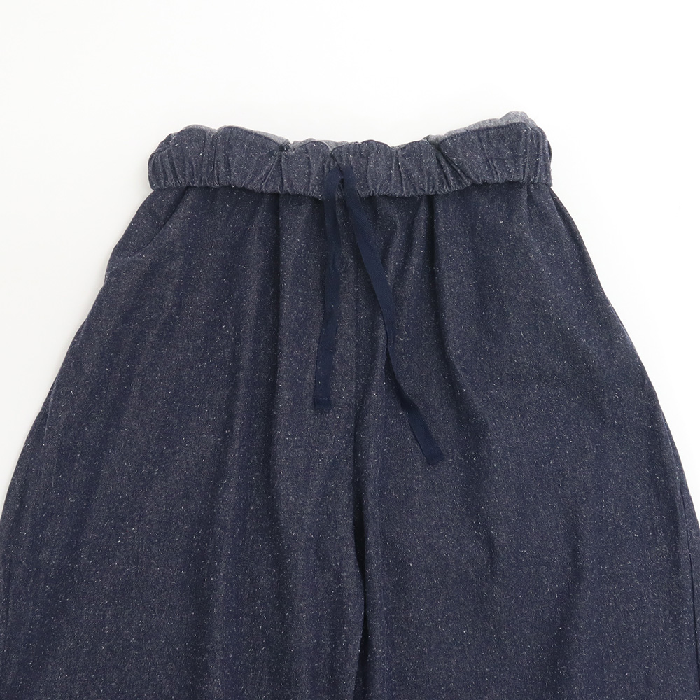 コットンシルクブーレットノイルデニム エッグパンツ　パンツの正面ディティール