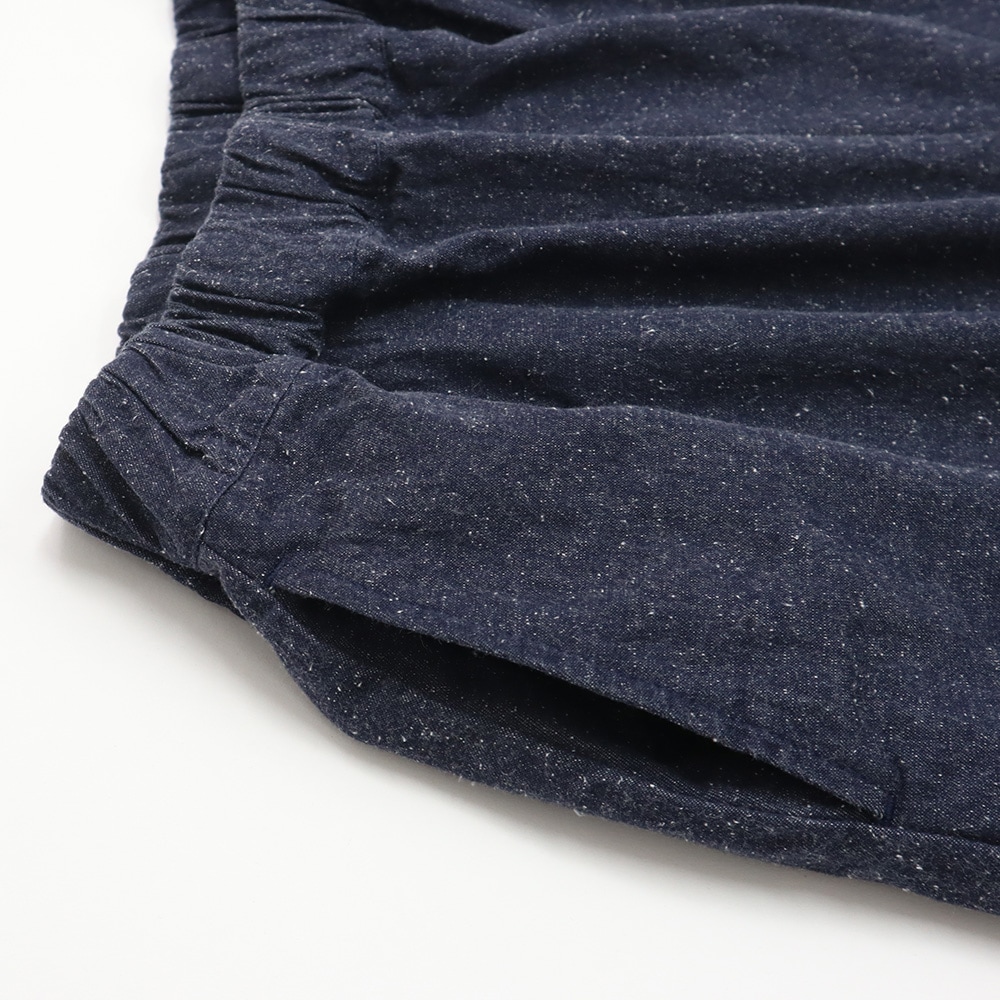 コットンシルクブーレットノイルデニム エッグパンツ　パンツの正面ディティール